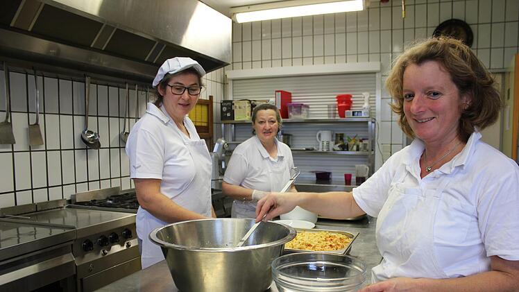 Susanne Schüll, Birgitt Halbig und  Daniela Weigand-Schmidt (von links)  bereiten in der Küche für die Schüler das Essen zu. Es fehlt Stefanie Schneider.  Birgit Will