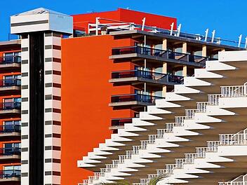 Die Hotelfassaden auf Mallorca inspirierten Klaus Gagel zu dieser Architekturfotografie, mit der er beim Fotowettbewerb zum Thema "Ecken und Kanten" den ersten Platz belegte. Foto: Klaus Gagel