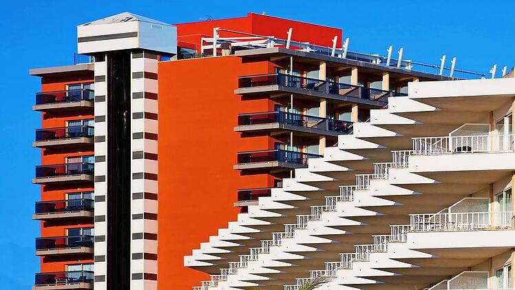 Die Hotelfassaden auf Mallorca inspirierten Klaus Gagel zu dieser Architekturfotografie, mit der er beim Fotowettbewerb zum Thema "Ecken und Kanten" den ersten Platz belegte. Foto: Klaus Gagel