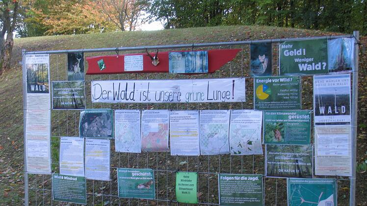 Plakatwand vor der Heglerhalle aufgebaut, Jägerschaft spricht sich für den Wald aus u. unterstützt damit "Wald vor Windkraft". Foto: Hilmar Ruppert