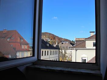 Wird oft unterschätzt: Wer nicht täglich die Fenster öffnet, lädt Schimmelpilze geradezu ein. Foto: Ellen Mützel
