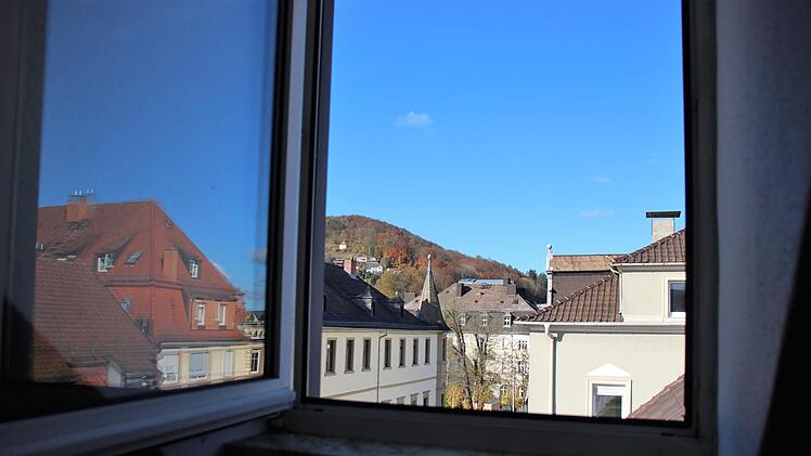 Wird oft unterschätzt: Wer nicht täglich die Fenster öffnet, lädt Schimmelpilze geradezu ein. Foto: Ellen Mützel