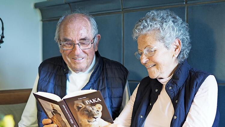 Norbert Pohle hat ein Buch über die Zeit gemeinsame Zeit mit Löwin Paka geschrieben, an die er und seine Frau Irene noch immer gern zurückdenken.