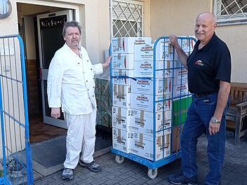 Stellvertretender Innungsobermeister Heribert Hedrich (links) und Walter Emmert (rechts) mit einigen Kartons voll Broten.