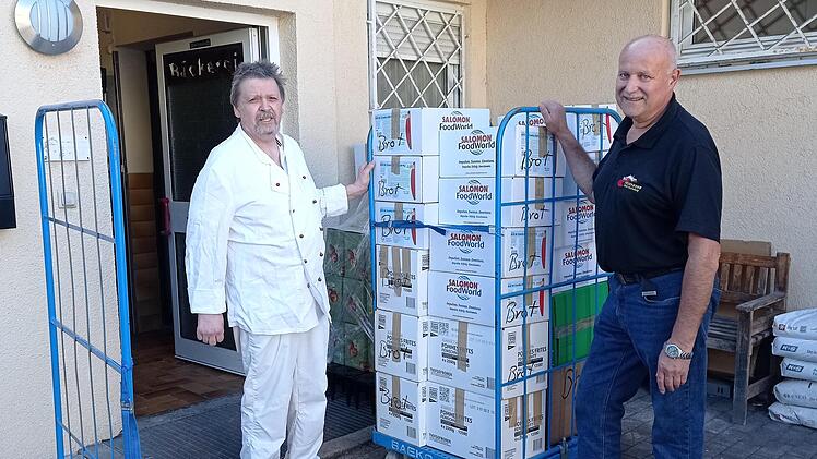Stellvertretender Innungsobermeister Heribert Hedrich (links) und Walter Emmert (rechts) mit einigen Kartons voll Broten.