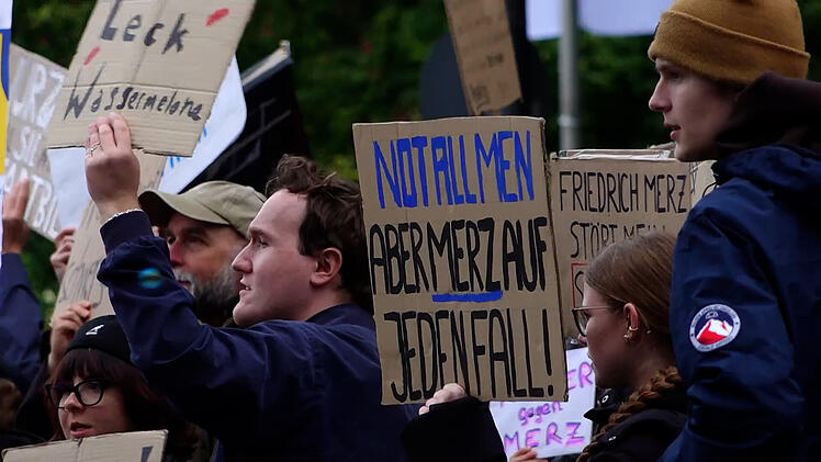 Vor dem Katholikentag in W&uuml;rzburg: Hunderte Menschen demonstrieren gegen Bundeskanzler Merz