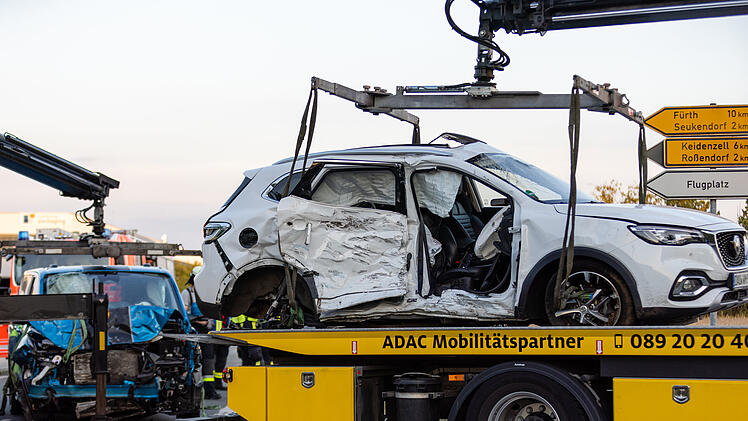 Mehrere Personen erlitten bei dem Zusammensto&szlig; teilweise schwere Verletzungen. Von den Autos blieb nicht viel &uuml;brig.