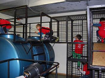 Durch den engen Käfig im Atemschutzzentrum zwängten sich die Kinder der Löschzwerge-Gruppe auf Frankenbrunn. Erstaunlich wie große Feuerwehrleute dort mit Löschanzug, atemschutz und Sauerstofffalschen durchkommen.  Foto: Günther Straub