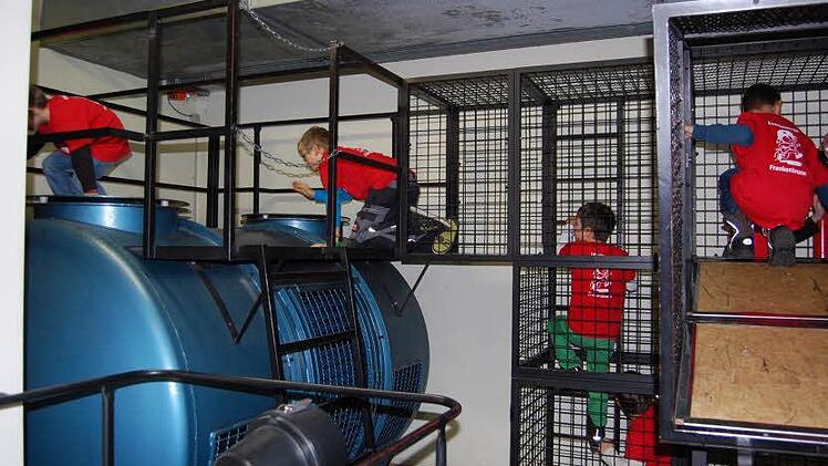 Durch den engen Käfig im Atemschutzzentrum zwängten sich die Kinder der Löschzwerge-Gruppe auf Frankenbrunn. Erstaunlich wie große Feuerwehrleute dort mit Löschanzug, atemschutz und Sauerstofffalschen durchkommen.  Foto: Günther Straub