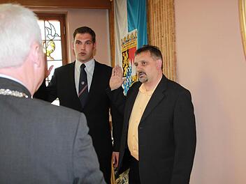 Dirk Rosenbauer (Mitte) ist Zweiter, Jürgen Spitzenberger (rechts) Dritter Bürgermeister. Unser Bild zeigt die Vereidigung der beiden durch Bürgermeister Helmut Fischer. Fotos: Ramona Popp