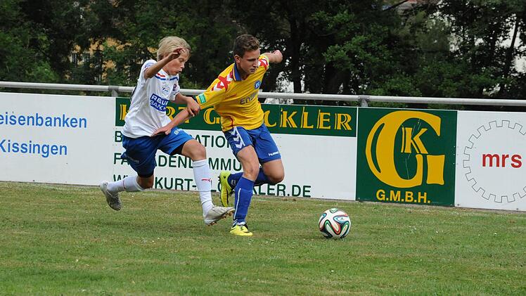 Szene aus dem Spiel der Schweden von Helsingborgs IF (gelbe Trikots) gegen den Karlsruher SC (1:0).