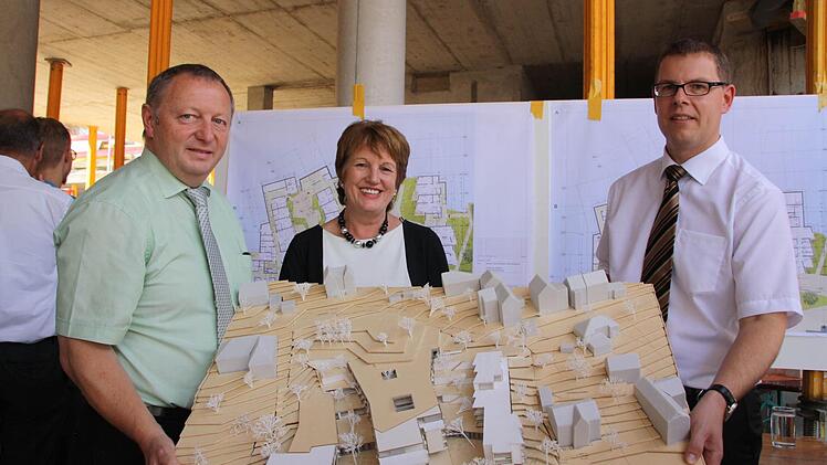 Am Modell konnten die Gäste die Gliederung des Neubaus erkunden. Fotos: Ralf Ruppert