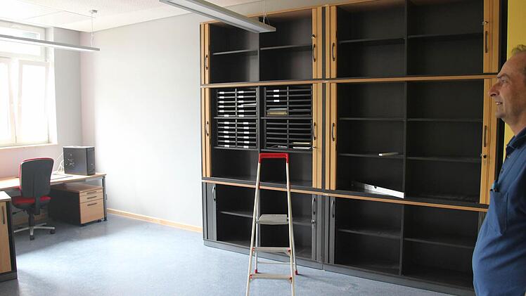 Das Zimmer des Oberstufenkoordinators wird eingeräumt.