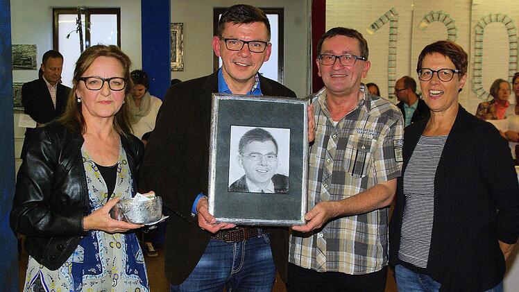Flankiert von den Mit-Initiatorinnen der Ausstellung "Zeiträume", Maria Rinecker (links) und Heide Gerlach-Hirt (rechts), erwarb Bürgermeister Armin Warmuth (M. ) sein "versilbertes" Portrait, das der Hammelburger Franz Sickert (2. von rechts) schuf.  Fotos: Winfried Ehling