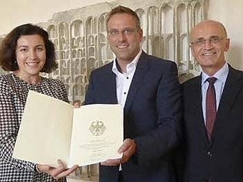Rauhenebrach ist die erste Gemeinde im Landkreis Haßberge, die mit dem Bundes-Breitbandprogramm die weißen Flecken ihrer Breitbandversorgung schließen wird. Staatssekretärin Dorothee Bär überreichte im Beisein von Landrat Wilhelm Schneider (rechts) den Förderbescheid an Bürgermeister Matthias Bäuerlein. Foto: Sabine Weinbeer