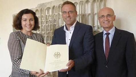 Rauhenebrach ist die erste Gemeinde im Landkreis Haßberge, die mit dem Bundes-Breitbandprogramm die weißen Flecken ihrer Breitbandversorgung schließen wird. Staatssekretärin Dorothee Bär überreichte im Beisein von Landrat Wilhelm Schneider (rechts) den Förderbescheid an Bürgermeister Matthias Bäuerlein. Foto: Sabine Weinbeer
