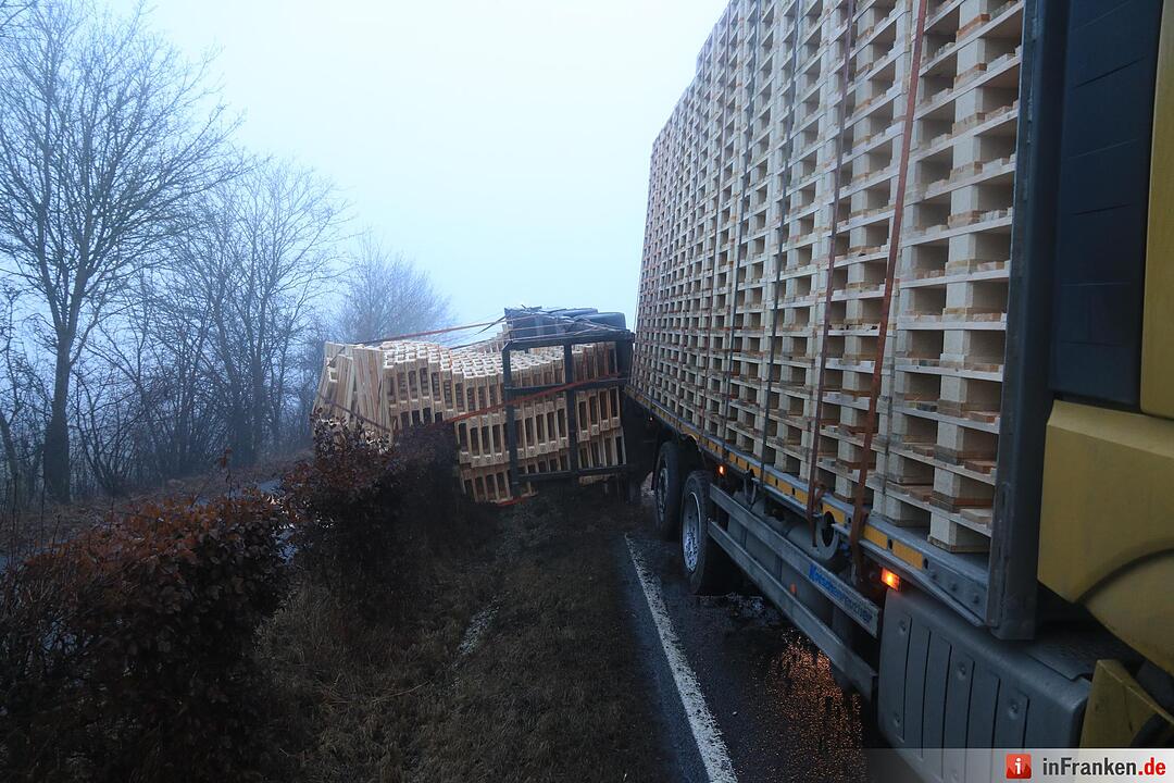 Kreis Bamberg: Lkw-Gespann gerät bei Baunach ins Bankett und kippt um