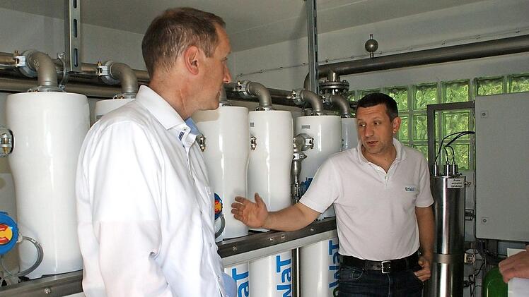 Über die Funktionsweise der Ultrafiltrationsanlage für das Wasser der Kalkofenquelle informierte Klaus Strätz (rechts) Bürgermeister Michael Ziegler und die Bauausschuss-Mitglieder.