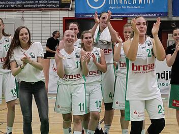 Die DJK Brose Bamberg steht daf&uuml;r, ihrem Nachwuchs und deutschen Talenten eine Chance zu geben. Den Play-off-Sieg &uuml;ber W&uuml;rzburg bejubeln Anfang April, v.&nbsp;l.: Anna Furman, Marie Ulsh&ouml;fer, Ramona Hesselbarth, Julia F&ouml;rner, Franziska Hager, Victoria Waldner, Julika Gese, Janett Perv, Sandra Schr&uuml;fer Foto: sportpress