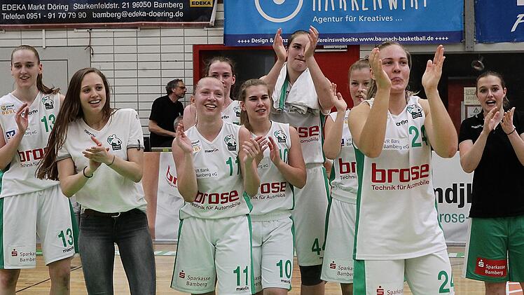Die DJK Brose Bamberg steht daf&uuml;r, ihrem Nachwuchs und deutschen Talenten eine Chance zu geben. Den Play-off-Sieg &uuml;ber W&uuml;rzburg bejubeln Anfang April, v.&nbsp;l.: Anna Furman, Marie Ulsh&ouml;fer, Ramona Hesselbarth, Julia F&ouml;rner, Franziska Hager, Victoria Waldner, Julika Gese, Janett Perv, Sandra Schr&uuml;fer Foto: sportpress