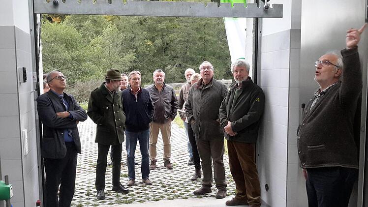 Im Anlieferbereich der Rupbodener Wildkammer erläuterte Revierleiter Jochen Manke (rechts) den Gästen bei der Eröffnung den Arbeitsablauf in der neuen Einrichtung. Bis das Wildbret zum Endverbraucher gelangt, müssen exakt vorgeschriebene Schritte eingehalten werden. Foto: Rolf Pralle