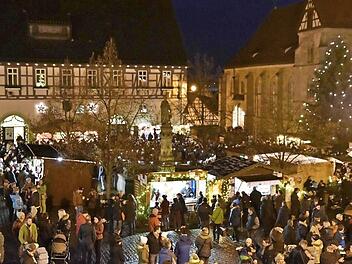 Einer der stimmungsvollsten und traditionsreichsten Weihnachtsm&auml;rkte im Landkreis Ha&szlig;berge: Am 10. Dezember, 11 bis 18.30 Uhr, findet auf dem historischen Marktplatz der 35. K&ouml;nigsberger Weihnachtsmarkt mit seiner besonderen Atmosph&auml;re statt. Foto: Gerold Snater