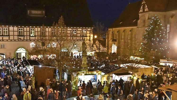 Einer der stimmungsvollsten und traditionsreichsten Weihnachtsm&auml;rkte im Landkreis Ha&szlig;berge: Am 10. Dezember, 11 bis 18.30 Uhr, findet auf dem historischen Marktplatz der 35. K&ouml;nigsberger Weihnachtsmarkt mit seiner besonderen Atmosph&auml;re statt. Foto: Gerold Snater
