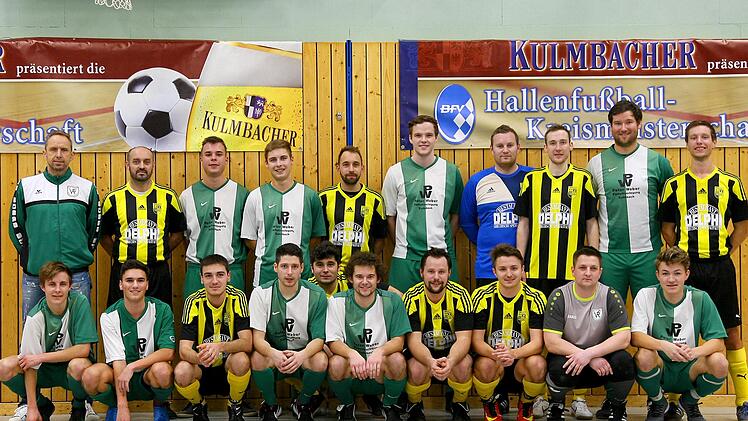 Es l&auml;uft beim VfR Katschenreuth: Nach dem Aufstieg in die Bezirksliga im Fr&uuml;hling 2017 behauptete sich die Mannschaft in der Hinrunde in der Liga. Nun hat das junge Team um Trainer Detlef Zenk (hinten links) auch den Rotmaintal-Cup gewonnen.  Fotos: Monika Limmer