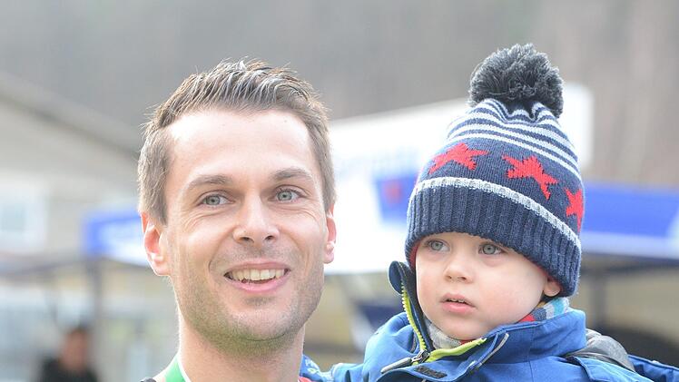 Peter Höhne, Sieger auf der Halbmarathon-Distanz, mit seinem Nachwuchs.Jürgen Schmitt