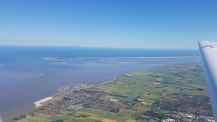 Weiterflug in Richtung Insel "Juist" mit Blick auf die Insel "Norderney"  .Christian Schön