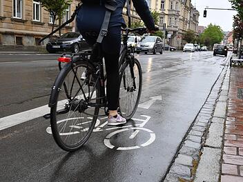 In der Friedrichstraße bekommen die Radfahrer künftig mehr Platz zugewiesen.  Ronald Rinklef