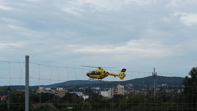 Autofahrer kommt von Fahrbahn ab: Mercedes kommt auf H&uuml;gel zum Stehen
