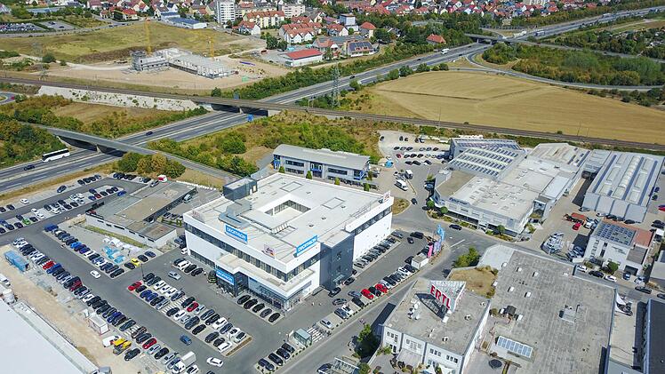 Der Bebauungsplan "Neuordnung Ertl-Zentrum" ermöglichte die Ansiedlung des Sportartikelanbieters "Decathlon".  Archivfoto: Stadt Hallstadt