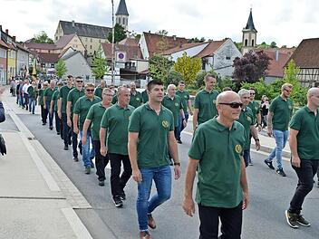 Der Festzug zum Vereinsjubiläum des ASV Forelle führte vom Dorfplatz Poppenlauer zu den Seeanlagen.