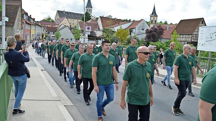 Der Festzug zum Vereinsjubiläum des ASV Forelle führte vom Dorfplatz Poppenlauer zu den Seeanlagen.