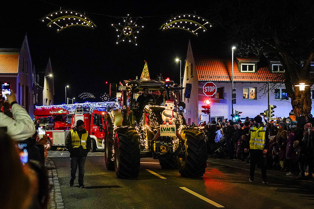 Liebevoll geschmückte und beleuchtete Traktoren gab es zu bestaunen.