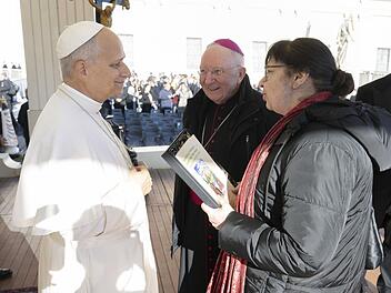 Katholische Gef&auml;ngnisseelsorge mit Geschenk f&uuml;r Papst Leo