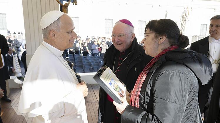 Katholische Gef&auml;ngnisseelsorge mit Geschenk f&uuml;r Papst Leo