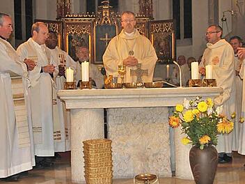 Sie feierten zusammen mit einer Vielzahl ihrer Pfarrer den Festgottesdienst anlässlich des Gedenkens an die Eröffnung des zweiten Vatikanischen Konzils vor 50 Jahren. Im Bild: Dekan Thomas Hauth (Teuschnitz), Dekan Michael Schüpferling (Lichtenfels), Regionaldekan Thomas Teuchgräber, Dekan Roland Huth (Coburg), Dekan Michael Dotzauer (Kronach).