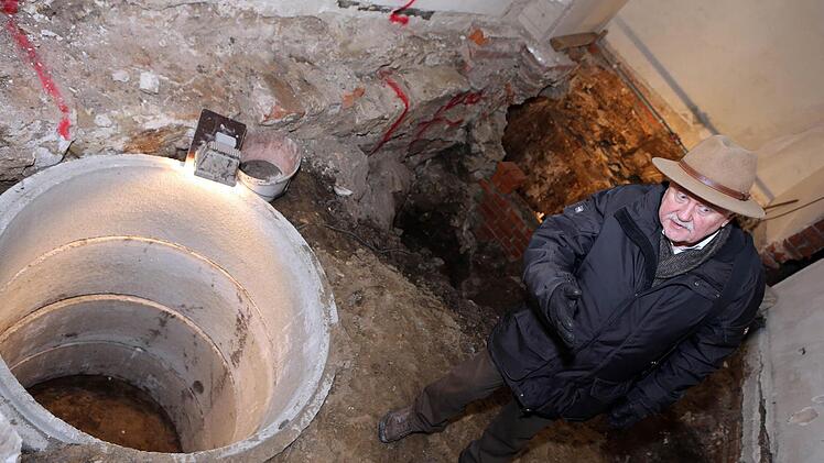 Erst werden solche Leerrohre in den Boden gebracht, dann mit Beton gefüllt. Auf ihnen entsteht die neue Bodenplatte.