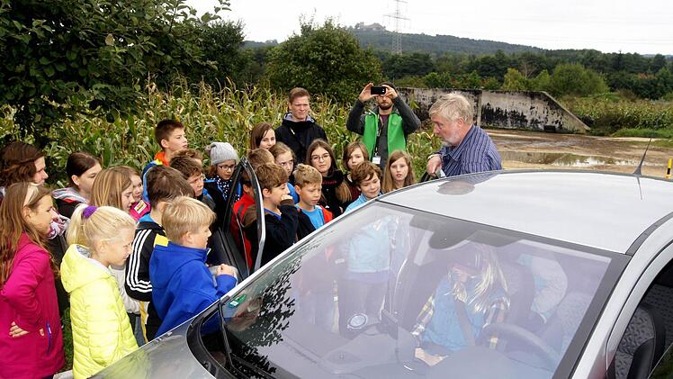 Uwe Hauber erklärt den Fünftklässlern, wann man eine Sitzerhöhung braucht und wie man sich richtig anschnallt.  Fotos: Sarah Dann