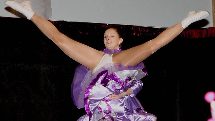 Die Tanzmariechen Leonie Sauer und Lena Stark begeisterten mit ihren akrobatischen Figuren.