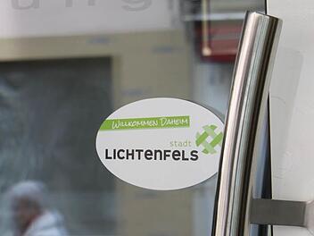 Das Café Herolds in der Bahnhofstraße hat den Aufkleber mit dem neuen Stadt-Logo schon an der Eingangstür angebracht. Foto: Ramona Popp