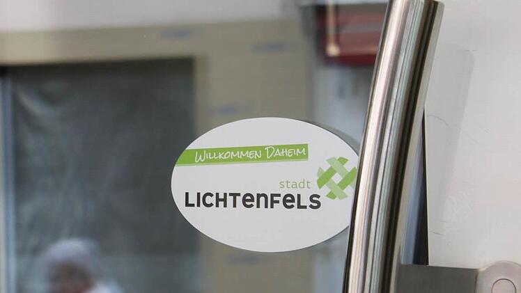 Das Café Herolds in der Bahnhofstraße hat den Aufkleber mit dem neuen Stadt-Logo schon an der Eingangstür angebracht. Foto: Ramona Popp