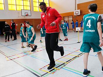 Darius Miller (Brose Bamberg) mit den Kindern auf der Koordinationsleiter Fotos: Daniel Löb