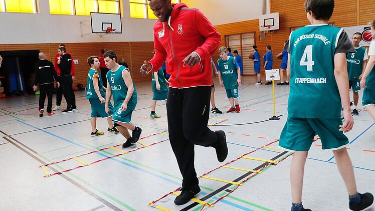 Darius Miller (Brose Bamberg) mit den Kindern auf der Koordinationsleiter Fotos: Daniel Löb