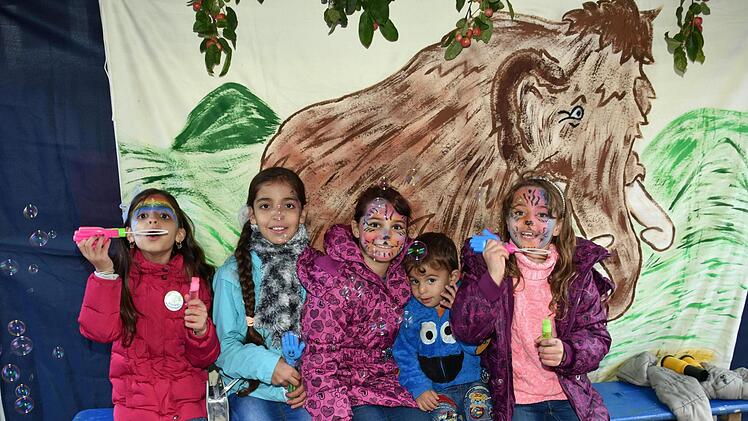 Der Kreisjugendring Haßberge warb zusammen mit der Lebenshilfe Haßberge für das integrative Zeltlager 2018. Unter anderem konnten sich Kinder vor dem Bild eines Mammuts fotografieren lassen und das Foto gleich mitnehmen.