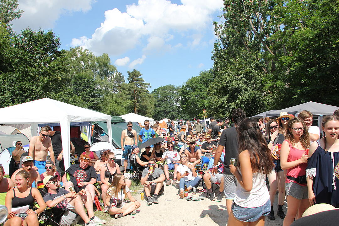 Die Parkrocker feiern das Bier in einer Biermesse