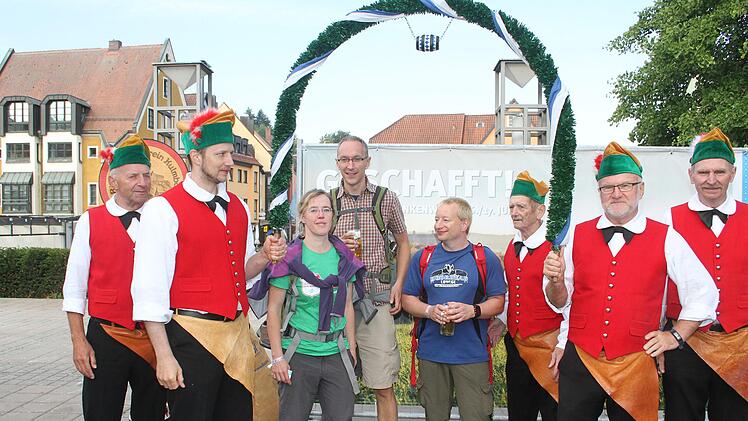 Silvia L&uuml;dtke aus dem Main-Taunus-Kreis, Alexander Hofmann aus Karlsruhe und Ren&eacute; Wolf aus Darmstadt wurden von den B&uuml;ttnern empfangen. Foto: Sonny Adam