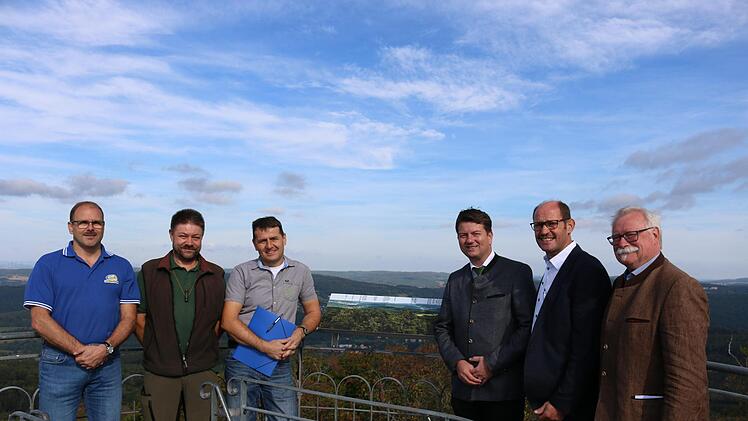 Harald Zech (von links), Hans-Peter Meixner, Marco Herbert, Sandro Kirchner, Dieter Muth und Wolfram Zeller freuen sich über die Panoramatafeln. Foto: Melissa Kalmund